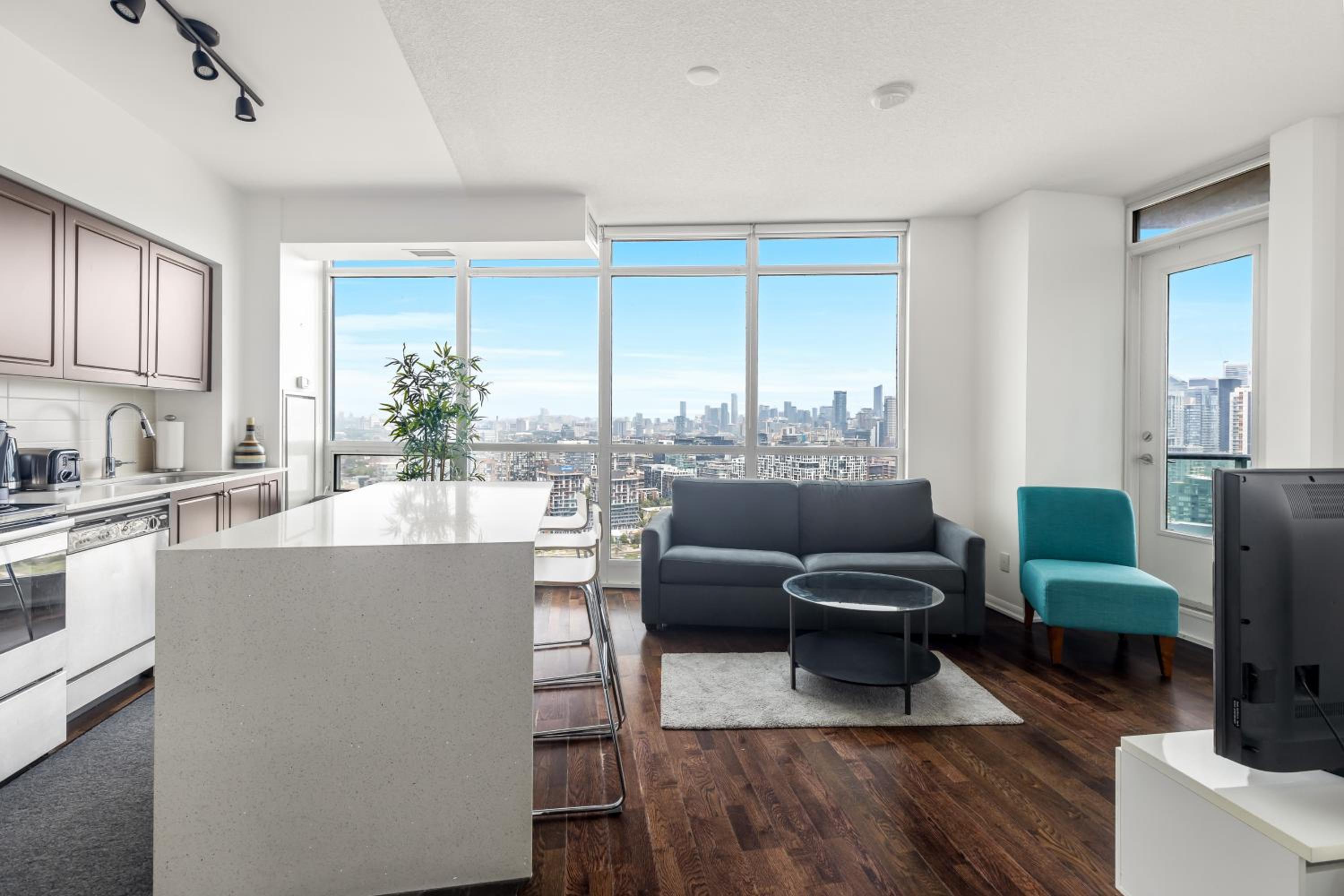 2 BR with CN Tower views with Free parking and pool