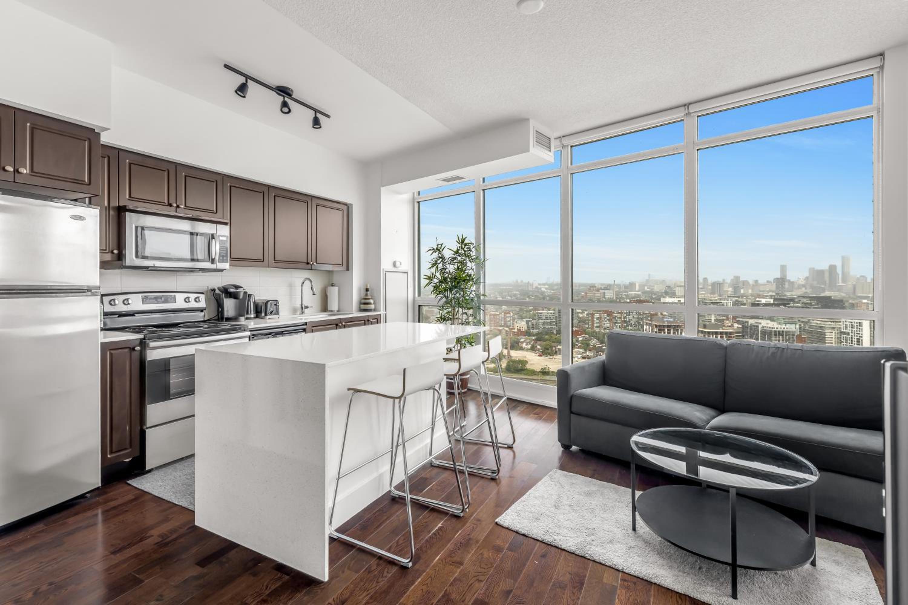 2 BR with CN Tower views with Free parking and pool