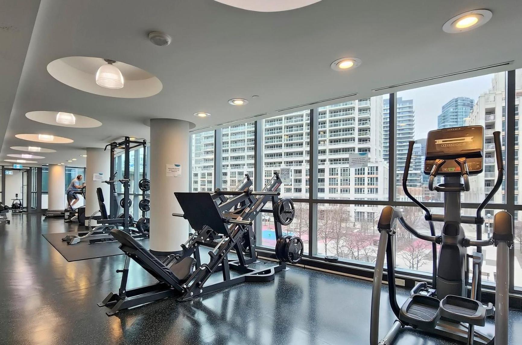 2 BR with CN Tower views with Free parking and pool