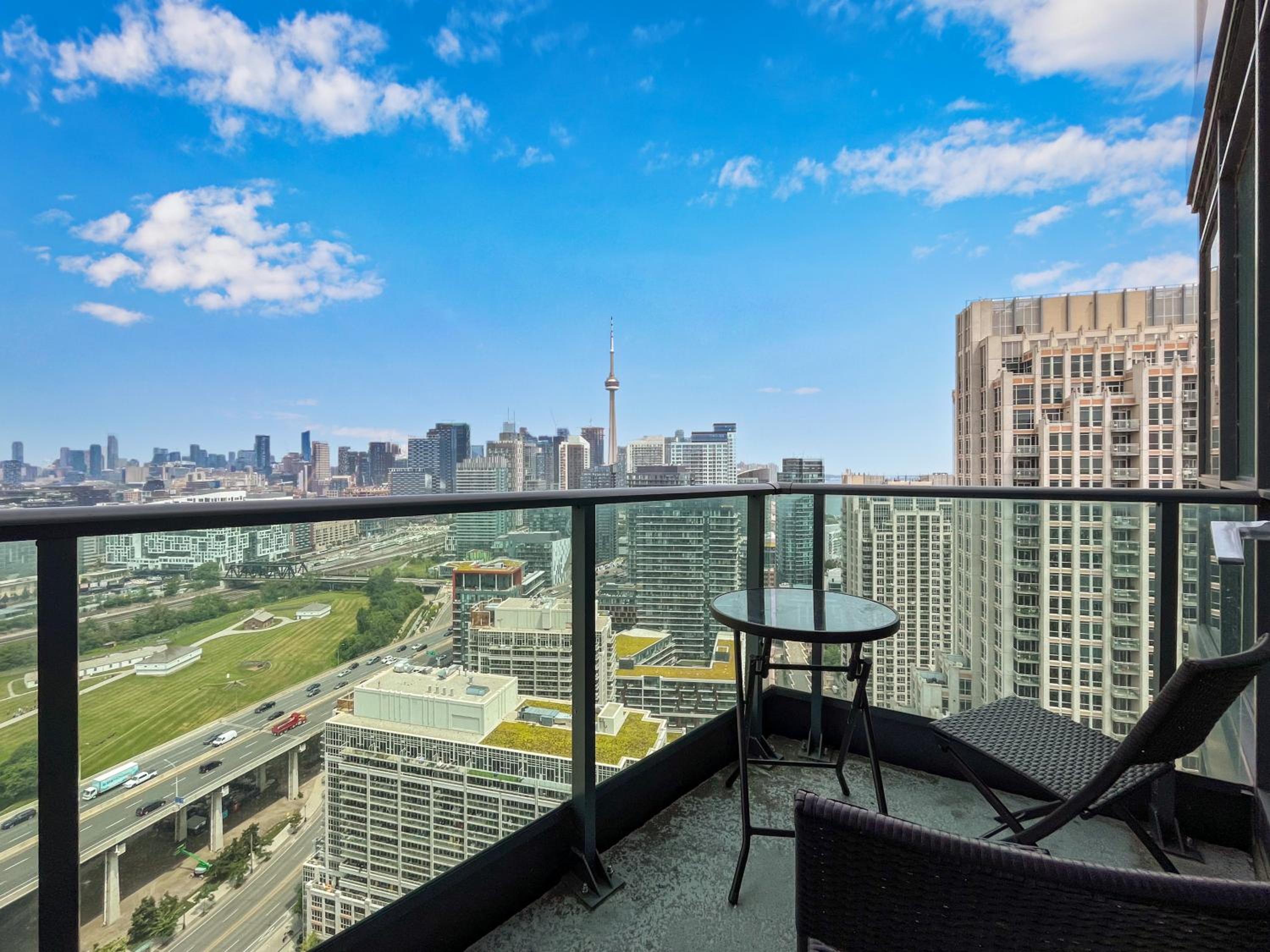 2 BR with CN Tower views with Free parking and pool