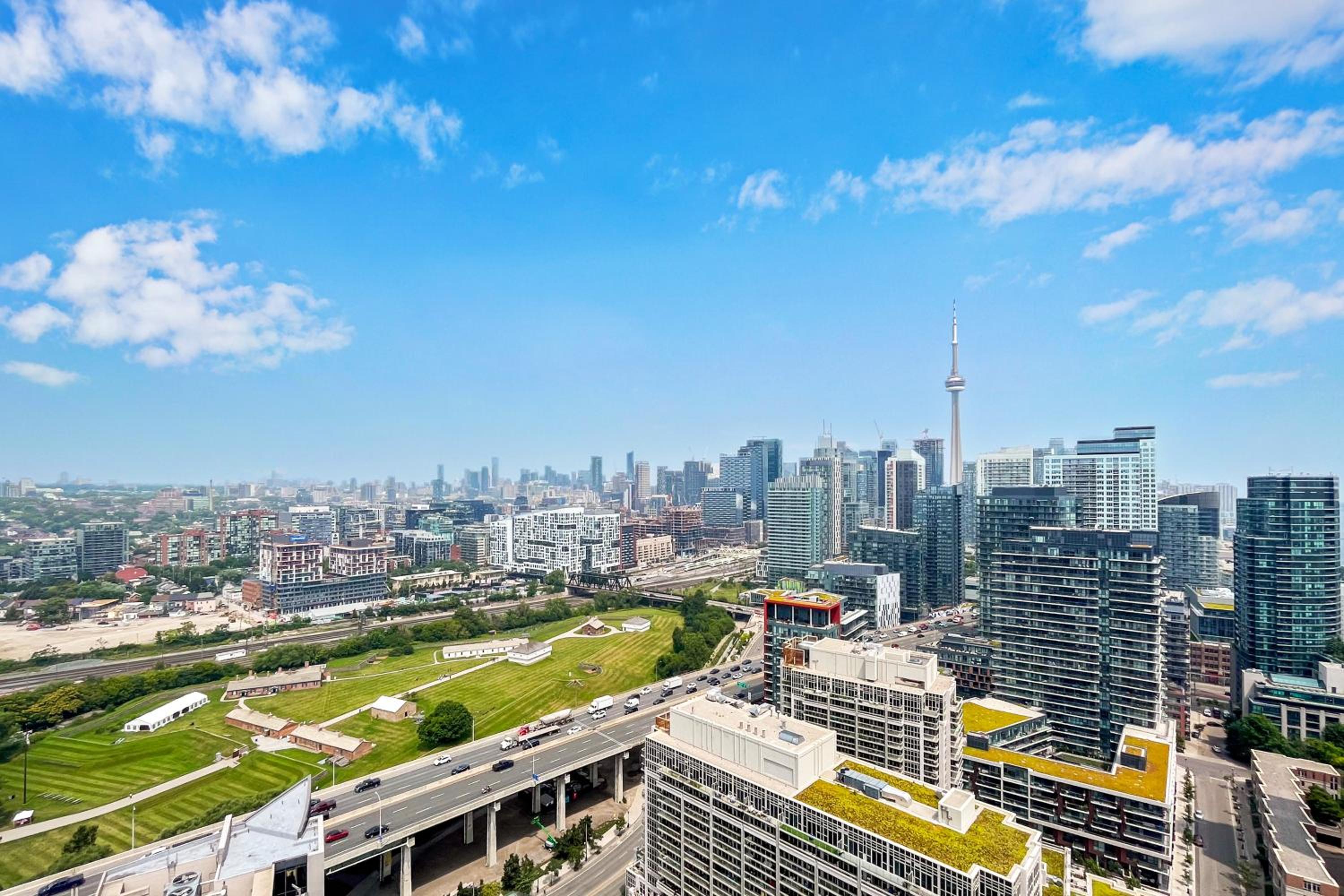 2 BR with CN Tower views with Free parking and pool
