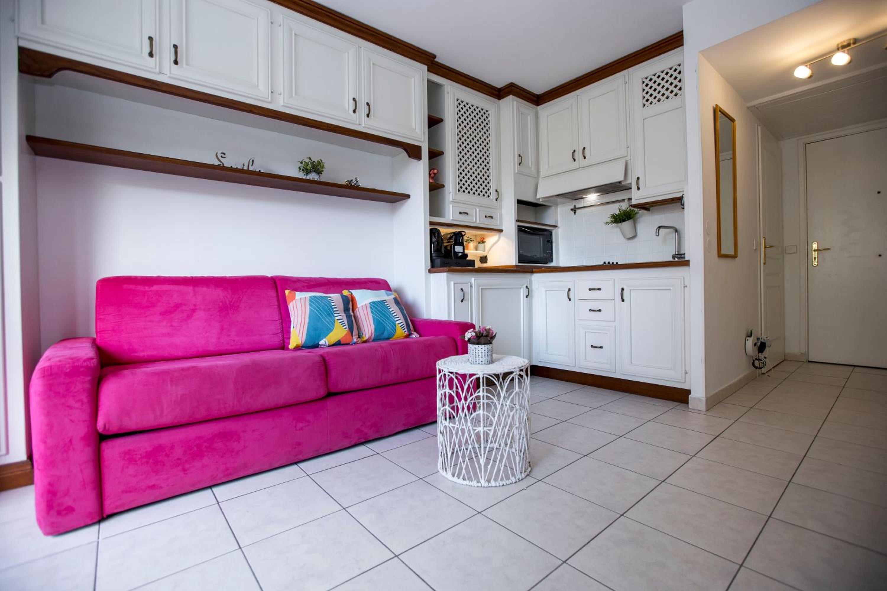 Studio Palais des Arts terrasse cosy parking prive 150m plage clim wifi