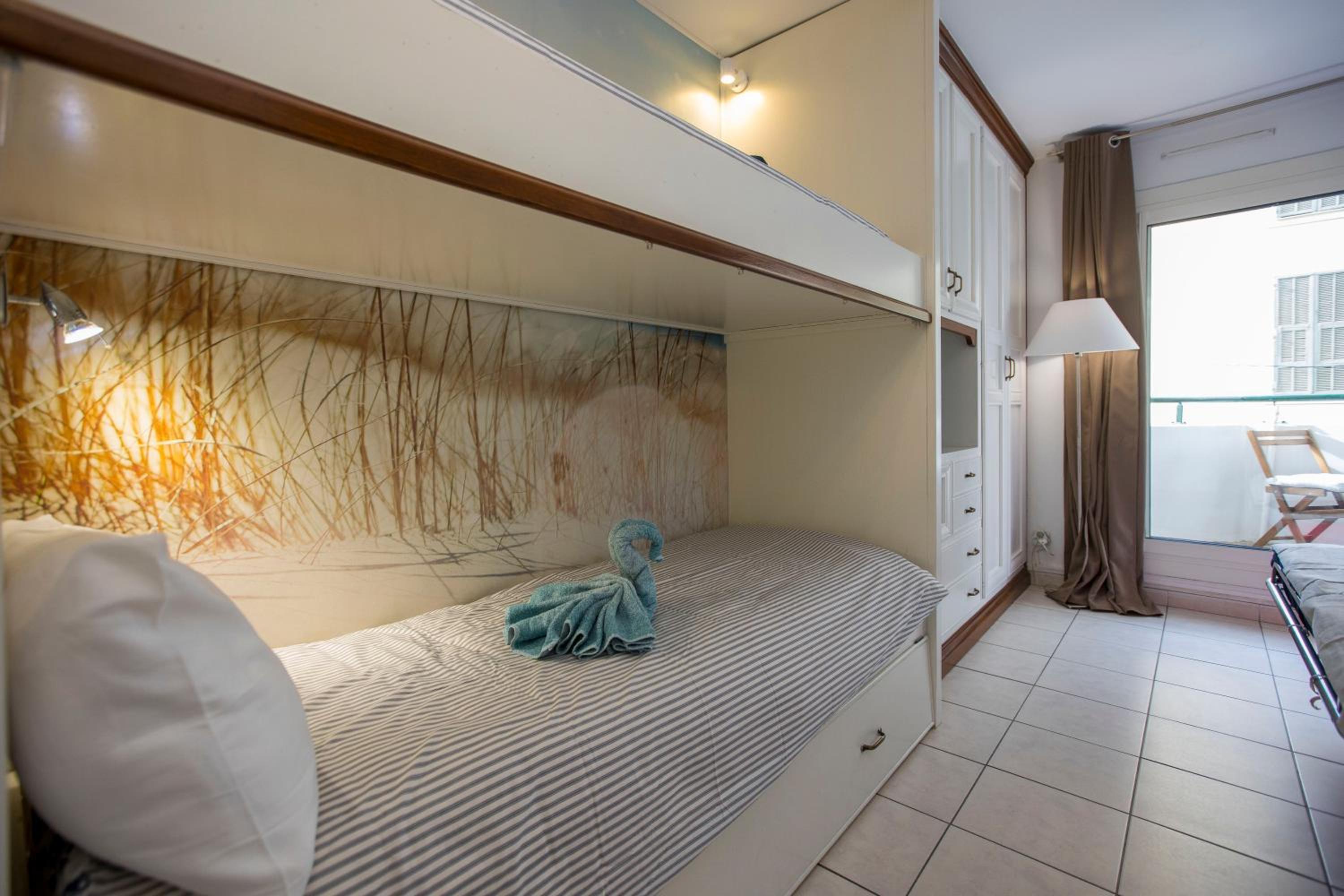 Studio Palais des Arts terrasse cosy parking prive 150m plage clim wifi
