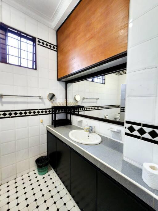 Molek -- Classic Spacious Serenity - 4BR3B - 13pax by Cowidea