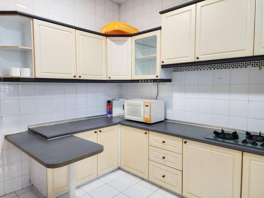 Molek -- Classic Spacious Serenity - 4BR3B - 13pax by Cowidea