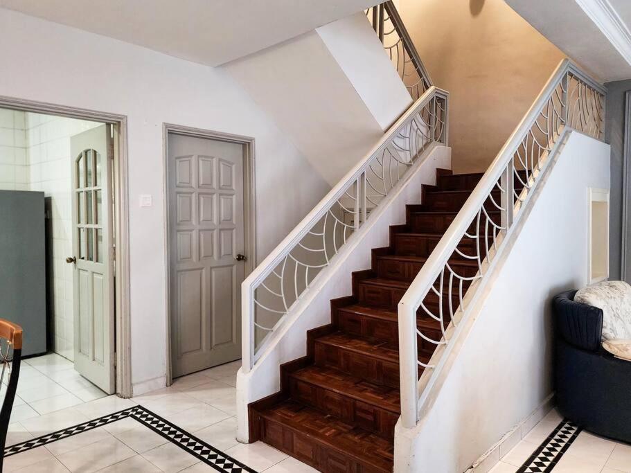 Molek -- Classic Spacious Serenity - 4BR3B - 13pax by Cowidea