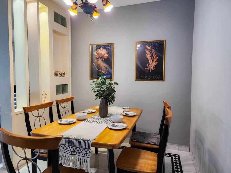 Molek -- Classic Spacious Serenity - 4BR3B - 13pax by Cowidea