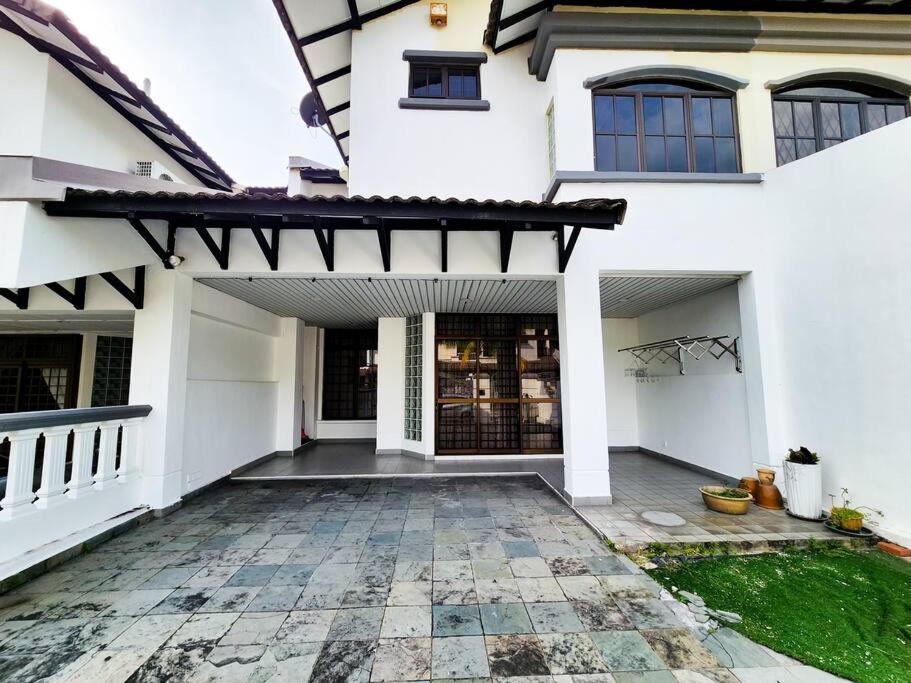 Molek -- Classic Spacious Serenity - 4BR3B - 13pax by Cowidea