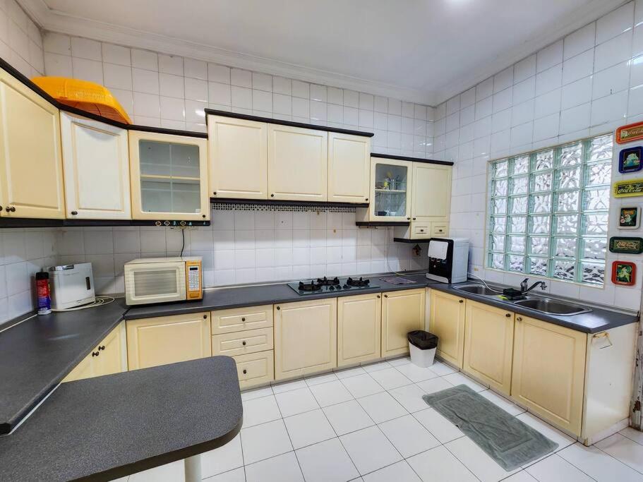 Molek -- Classic Spacious Serenity - 4BR3B - 13pax by Cowidea