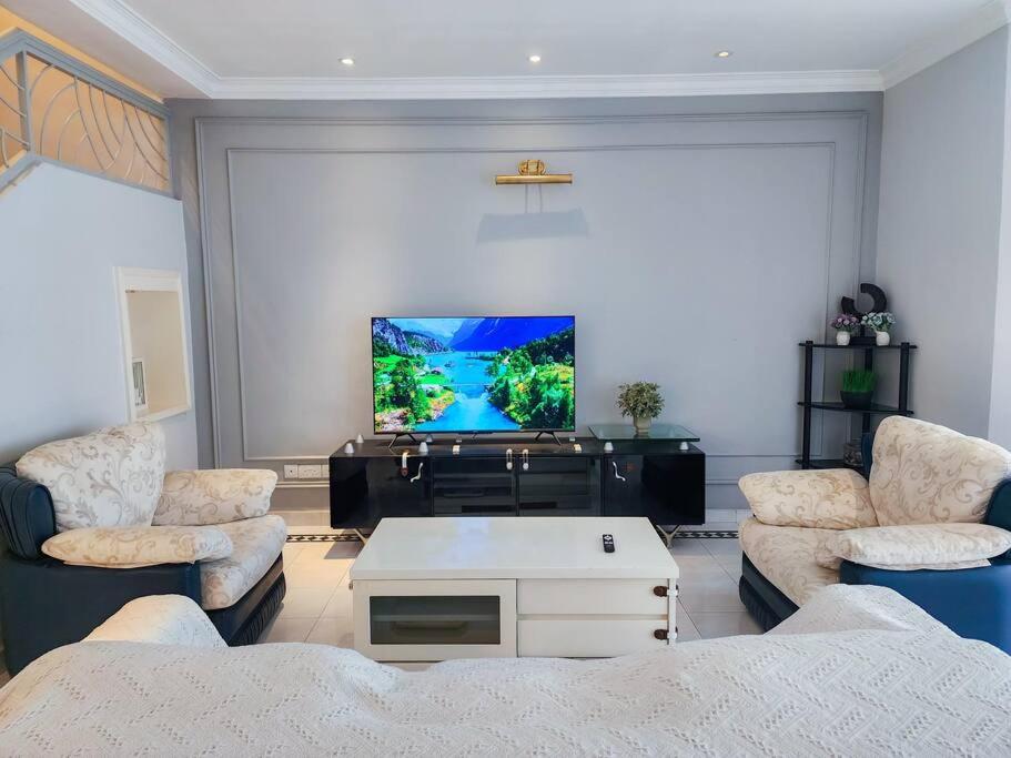 Molek -- Classic Spacious Serenity - 4BR3B - 13pax by Cowidea