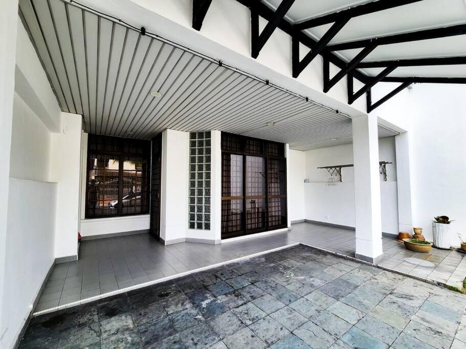 Molek -- Classic Spacious Serenity - 4BR3B - 13pax by Cowidea