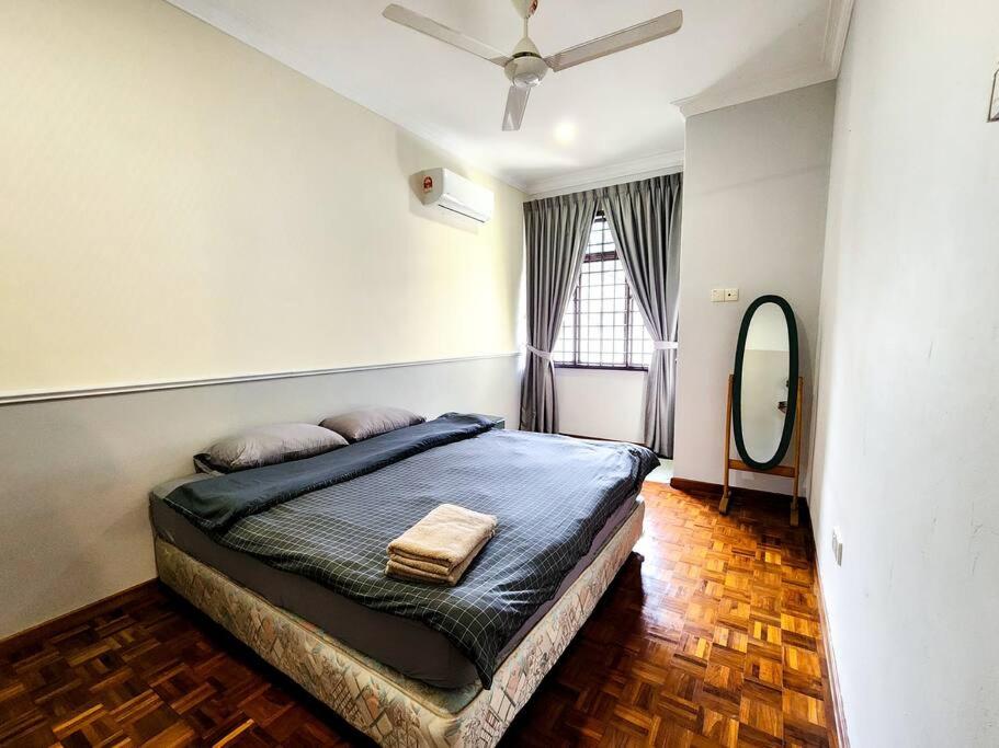 Molek -- Classic Spacious Serenity - 4BR3B - 13pax by Cowidea