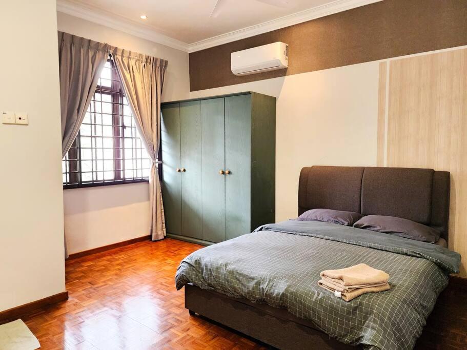 Molek -- Classic Spacious Serenity - 4BR3B - 13pax by Cowidea