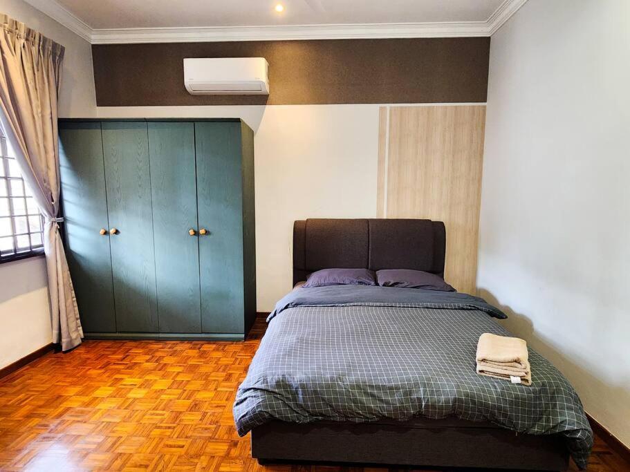 Molek -- Classic Spacious Serenity - 4BR3B - 13pax by Cowidea