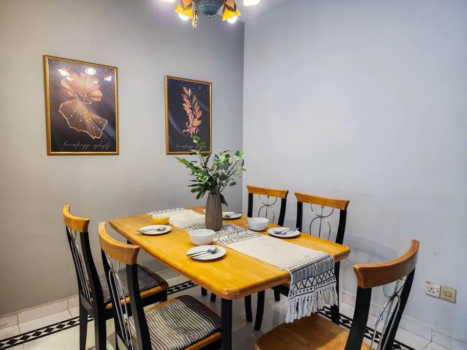 Molek -- Classic Spacious Serenity - 4BR3B - 13pax by Cowidea