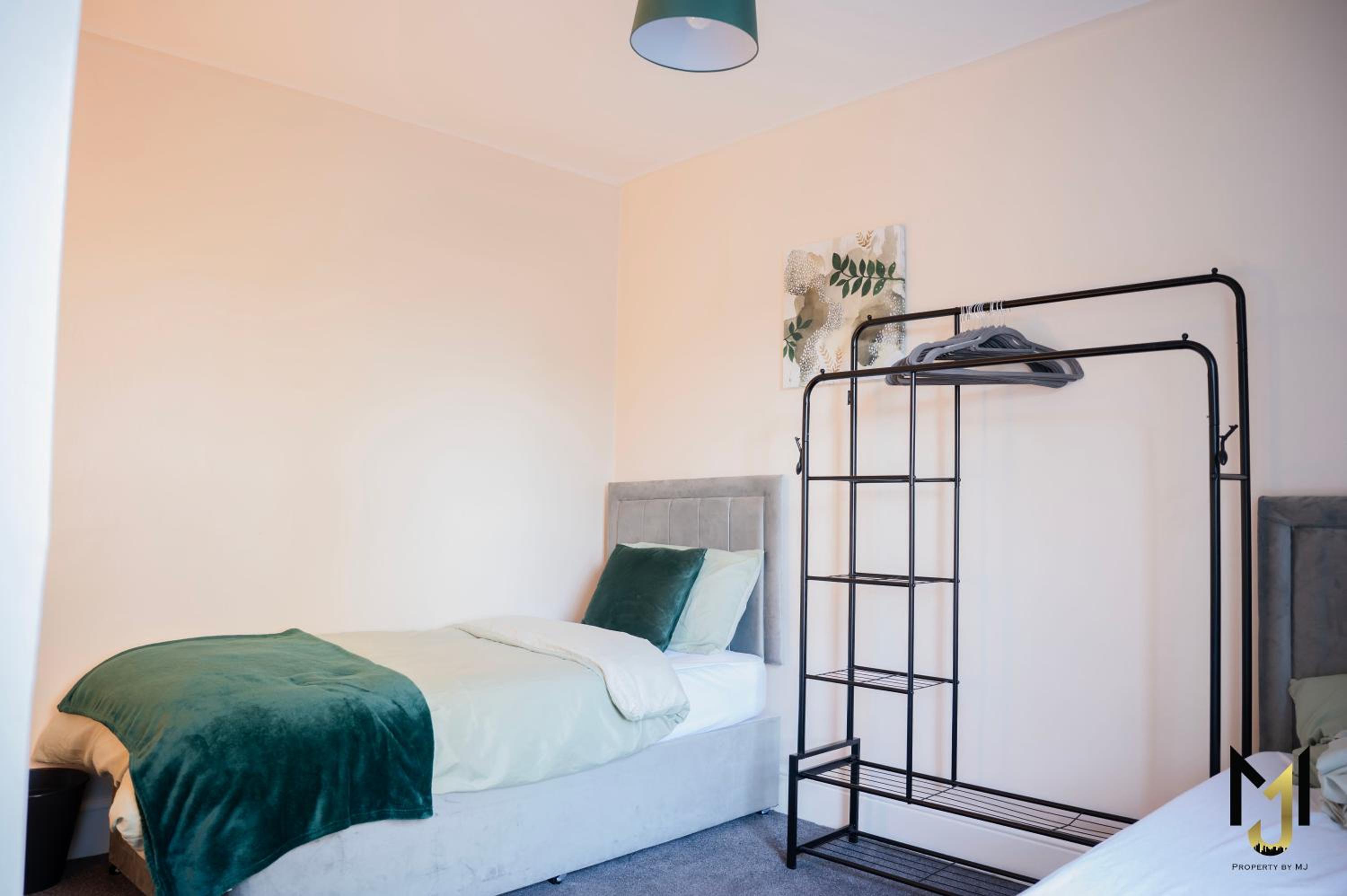 Spacious 10 Bed Contractor Pad view 2