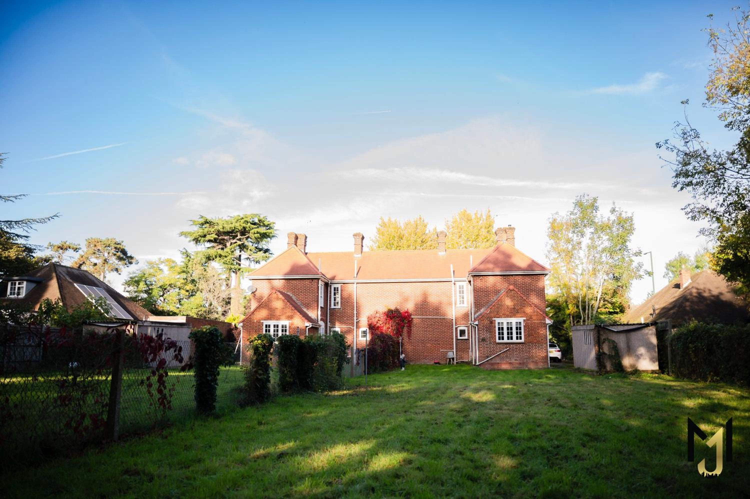 Spacious 10 Bed Contractor Pad view 3