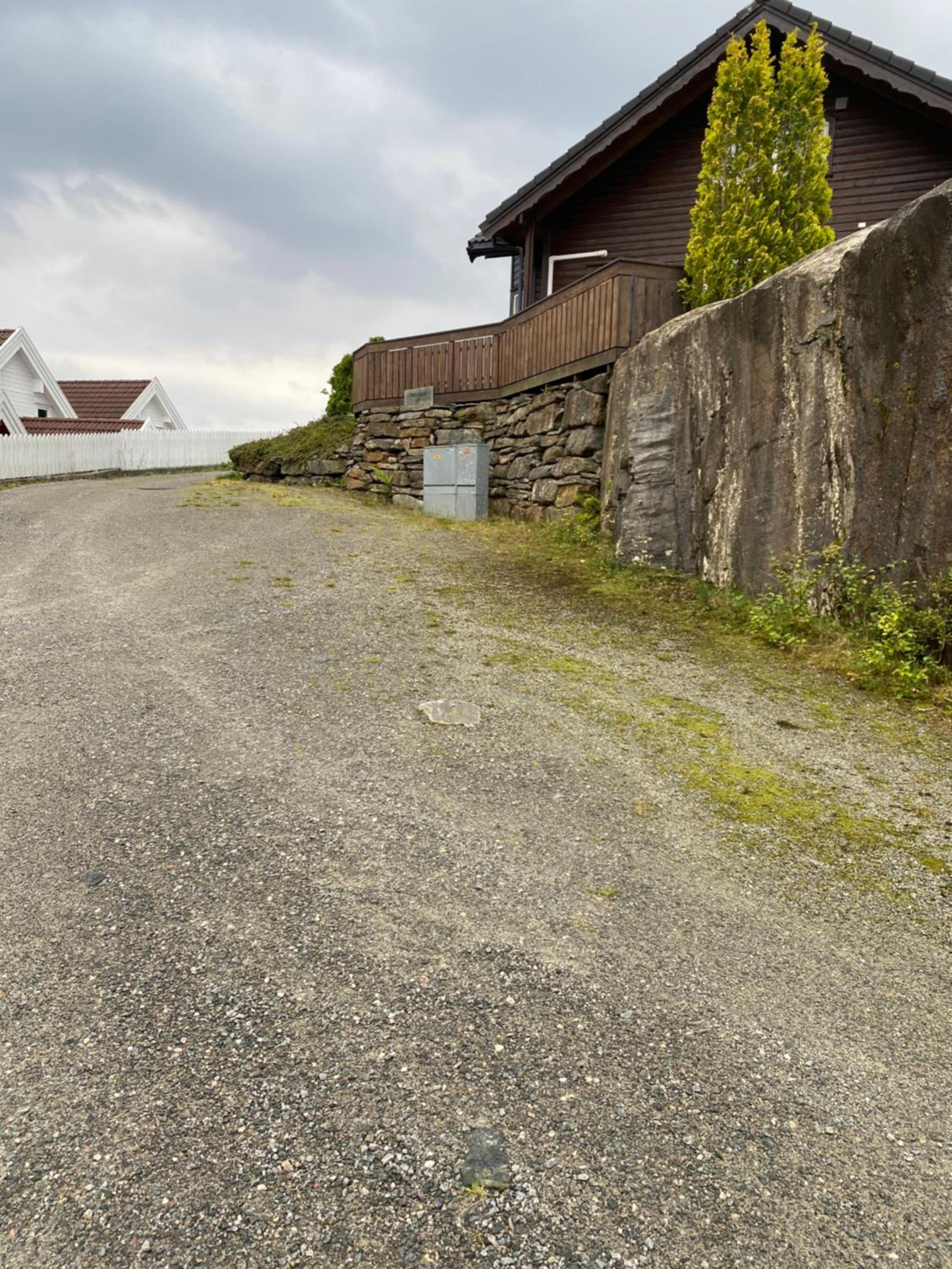 Moderne Rorbu helt i sjøkanten view 4