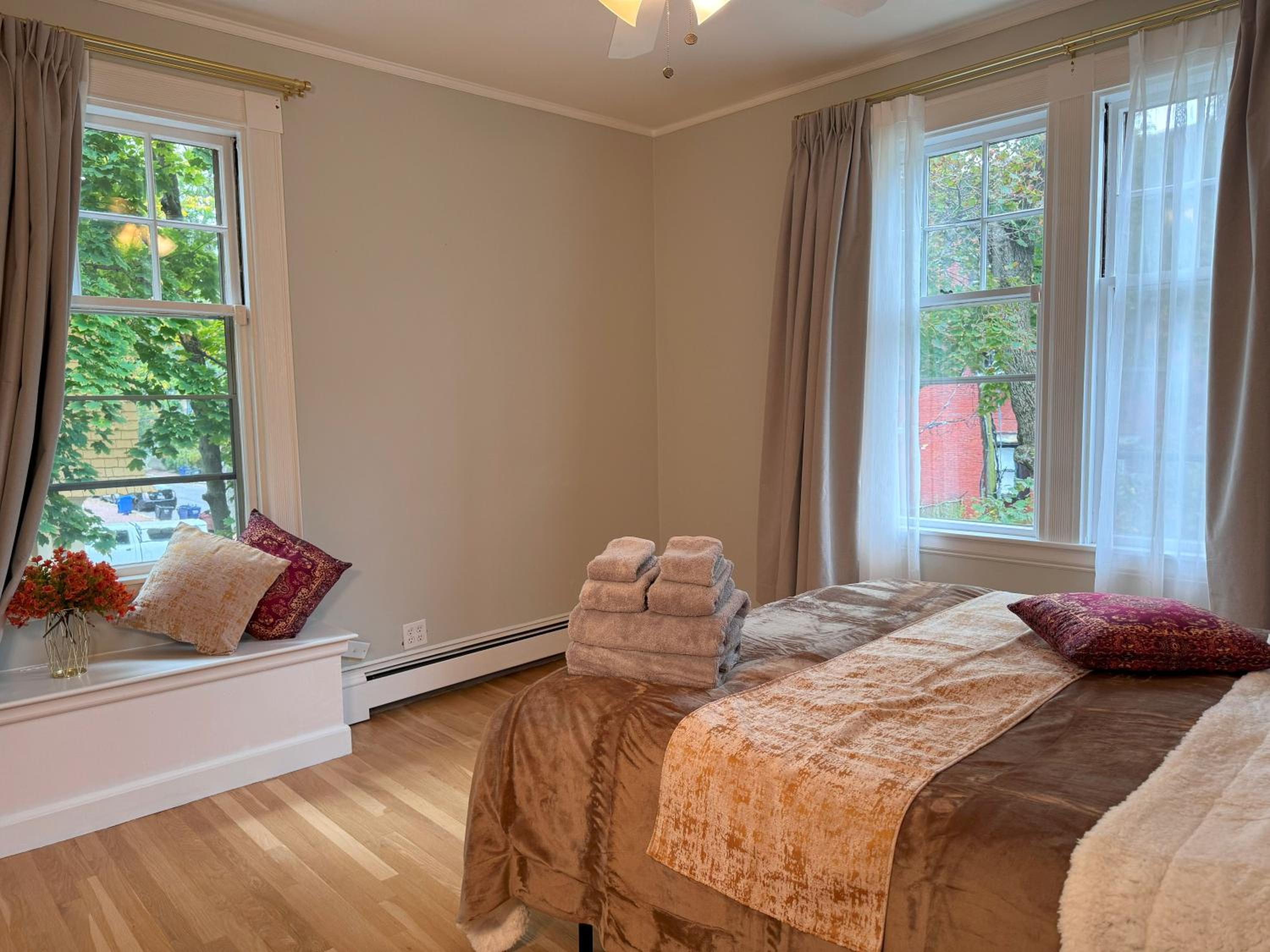Harvard House - 2BR Retreat adjacent to university - Property Image 13