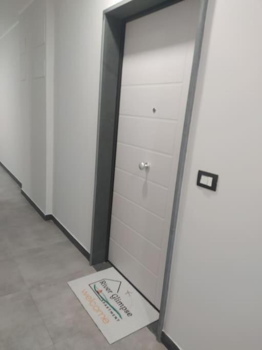 River Glimpse apt photo 3