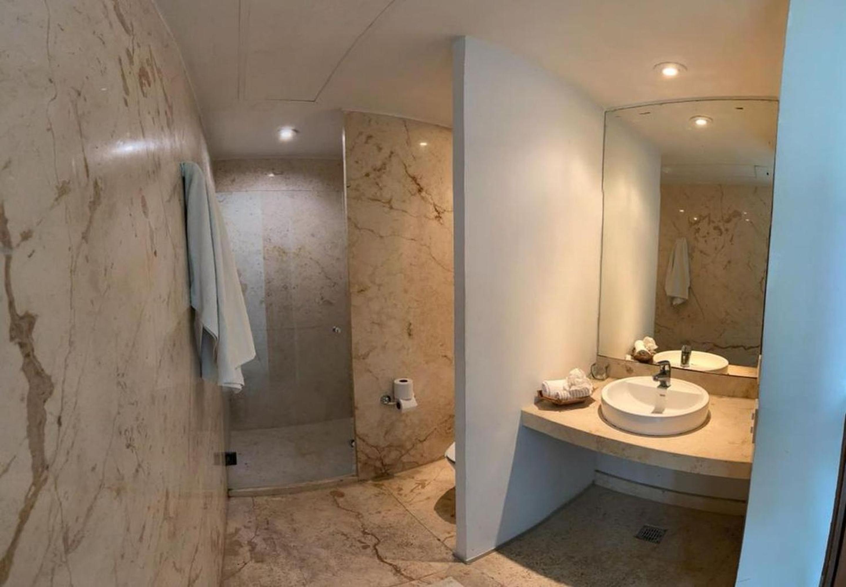Spacious Magia Condo Steps to the beach & 5th Ave view 5