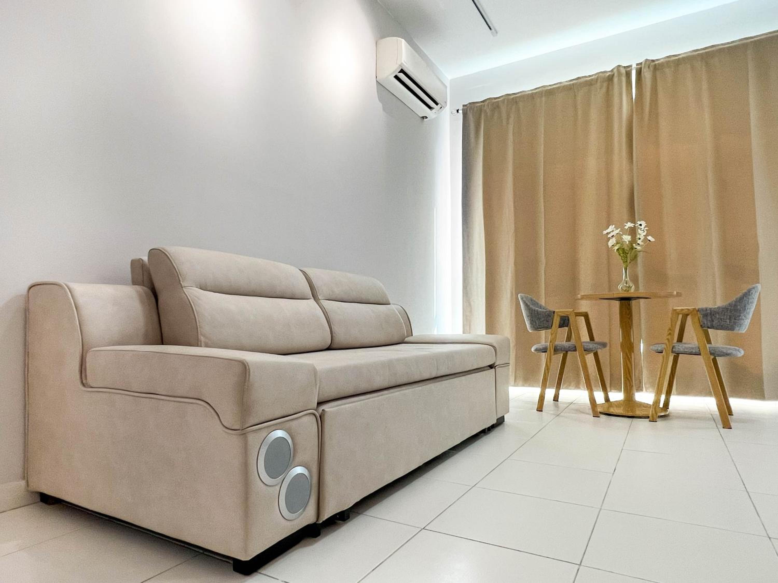 Modern Muji Home near Strait Quay with Free Netflix WiFi view 2
