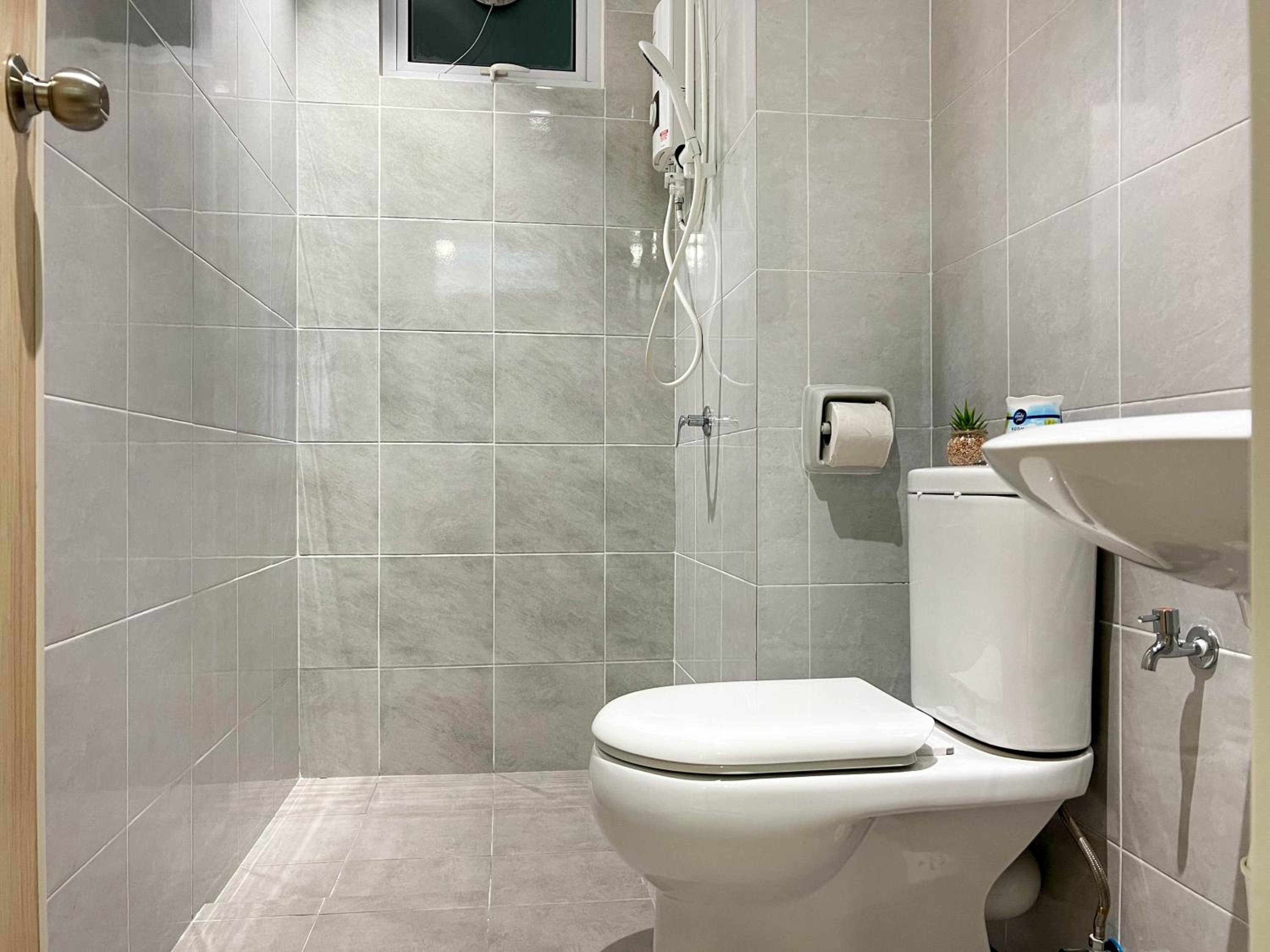 Modern Muji Home near Strait Quay with Free Netflix WiFi view 3