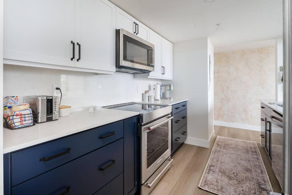Luxury 2 Bed 2 Bath Condo Downtown Vancouver with Free Parking