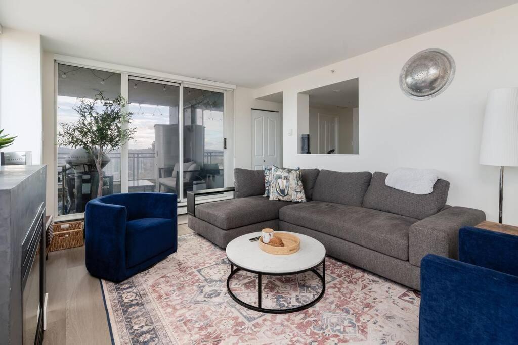Luxury 2 Bed 2 Bath Condo Downtown Vancouver with Free Parking