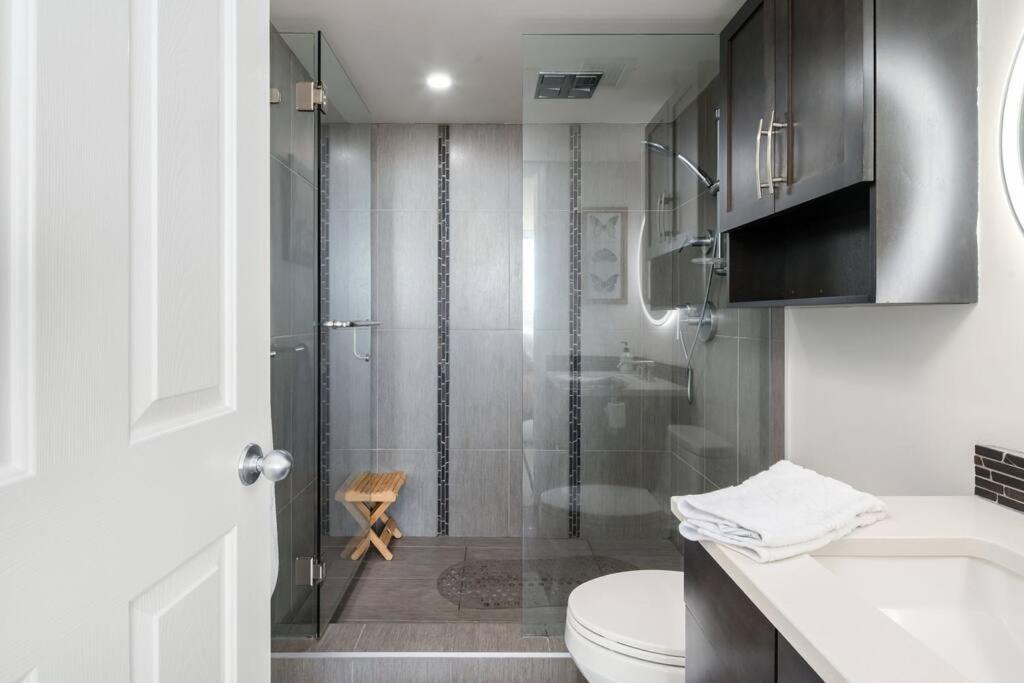 Luxury 2 Bed 2 Bath Condo Downtown Vancouver with Free Parking