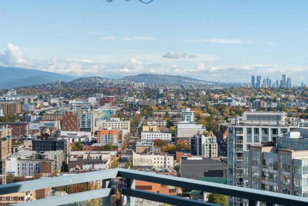 Luxury 2 Bed 2 Bath Condo Downtown Vancouver with Free Parking