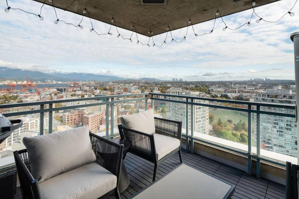 Luxury 2 Bed 2 Bath Condo Downtown Vancouver with Free Parking