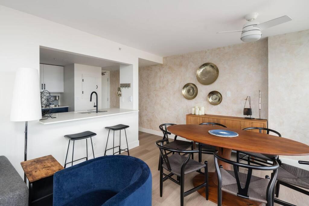 Luxury 2 Bed 2 Bath Condo Downtown Vancouver with Free Parking
