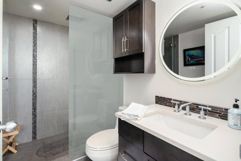Luxury 2 Bed 2 Bath Condo Downtown Vancouver with Free Parking