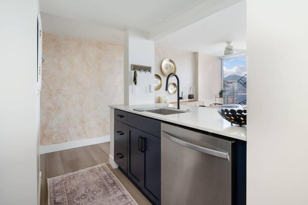 Luxury 2 Bed 2 Bath Condo Downtown Vancouver with Free Parking