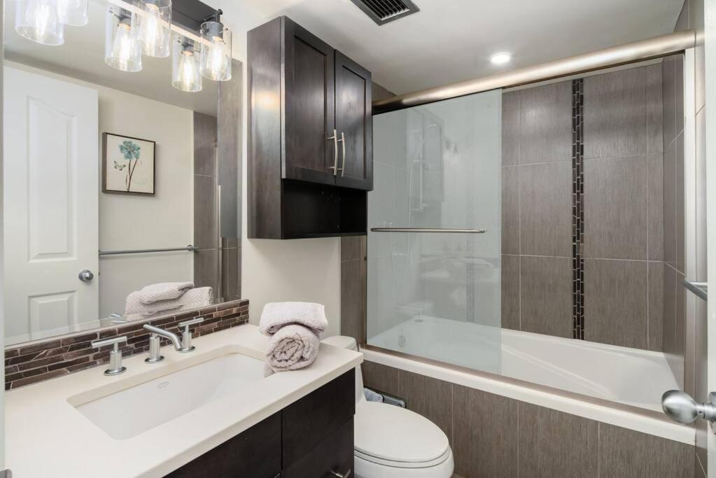 Luxury 2 Bed 2 Bath Condo Downtown Vancouver with Free Parking