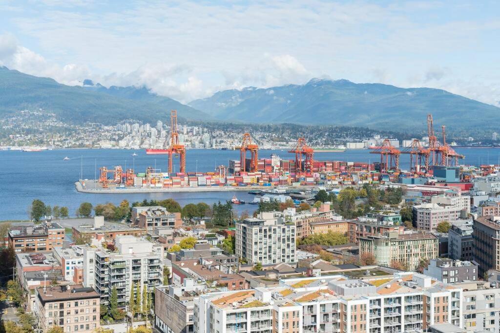 Luxury 2 Bed 2 Bath Condo Downtown Vancouver with Free Parking
