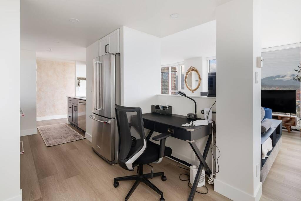 Luxury 2 Bed 2 Bath Condo Downtown Vancouver with Free Parking