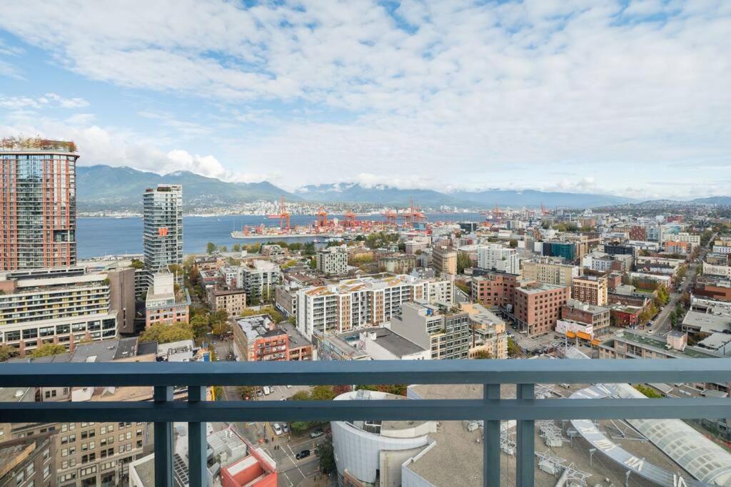 Luxury 2 Bed 2 Bath Condo Downtown Vancouver with Free Parking