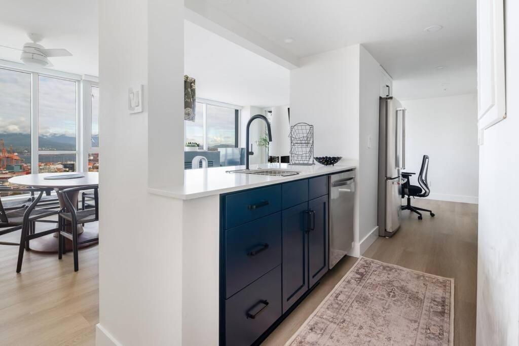 Luxury 2 Bed 2 Bath Condo Downtown Vancouver with Free Parking