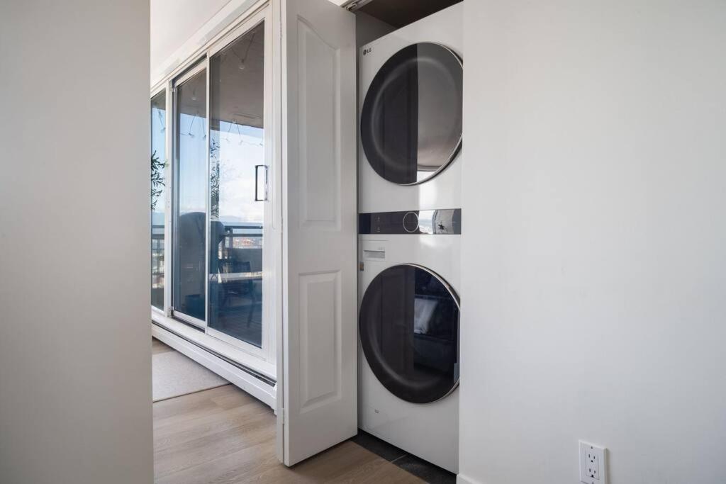 Luxury 2 Bed 2 Bath Condo Downtown Vancouver with Free Parking