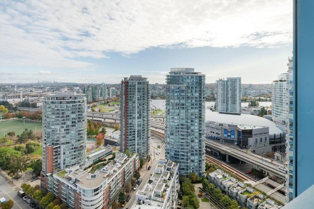 Luxury 2 Bed 2 Bath Condo Downtown Vancouver with Free Parking
