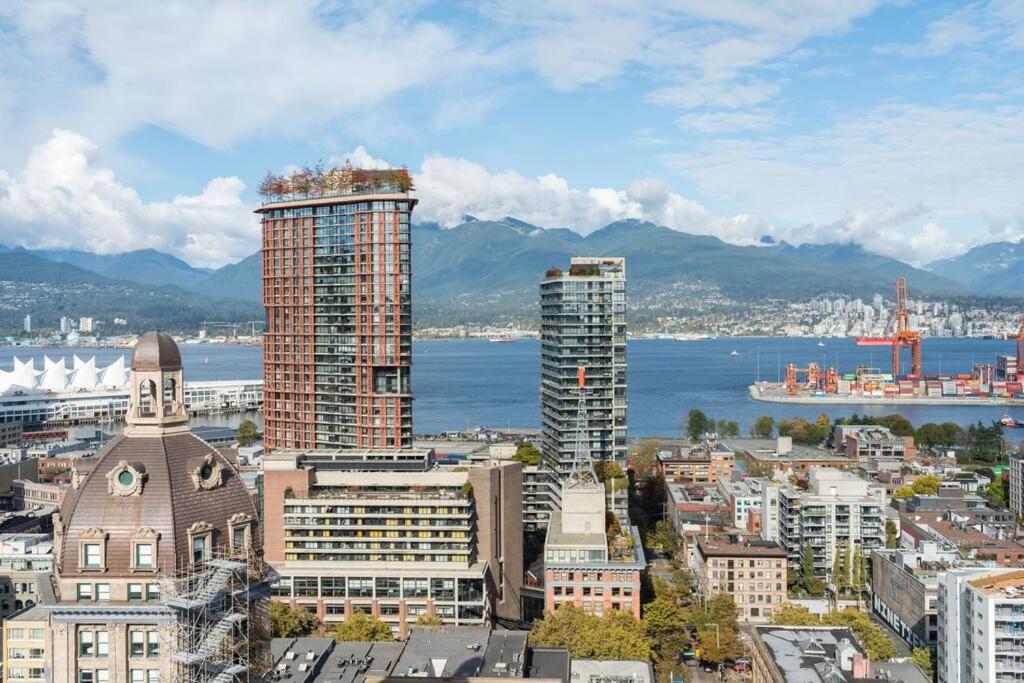 Luxury 2 Bed 2 Bath Condo Downtown Vancouver with Free Parking