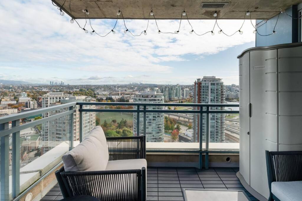 Luxury 2 Bed 2 Bath Condo Downtown Vancouver with Free Parking