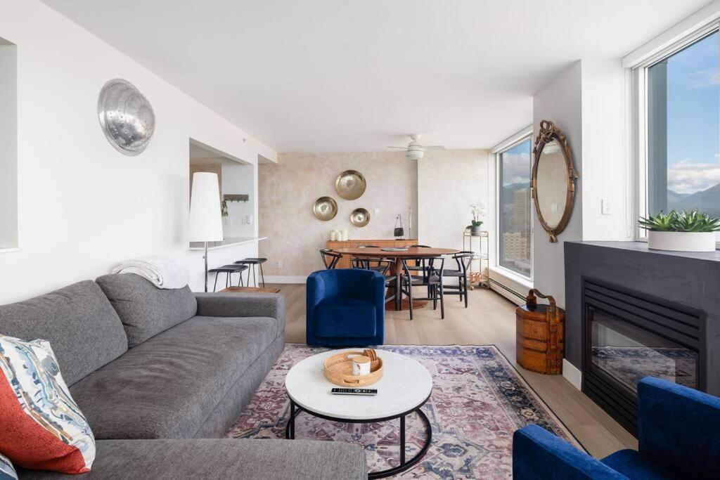 Luxury 2 Bed 2 Bath Condo Downtown Vancouver with Free Parking