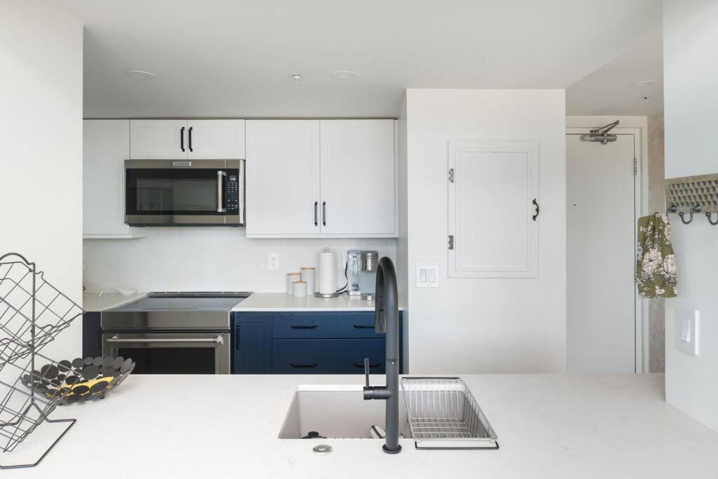 Luxury 2 Bed 2 Bath Condo Downtown Vancouver with Free Parking