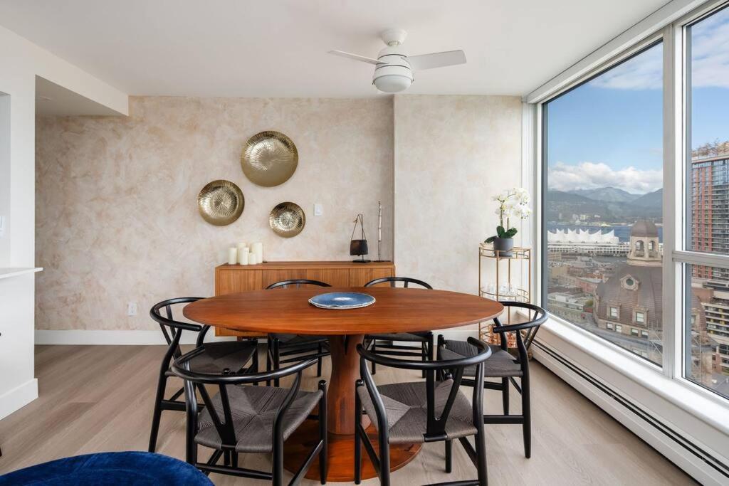Luxury 2 Bed 2 Bath Condo Downtown Vancouver with Free Parking