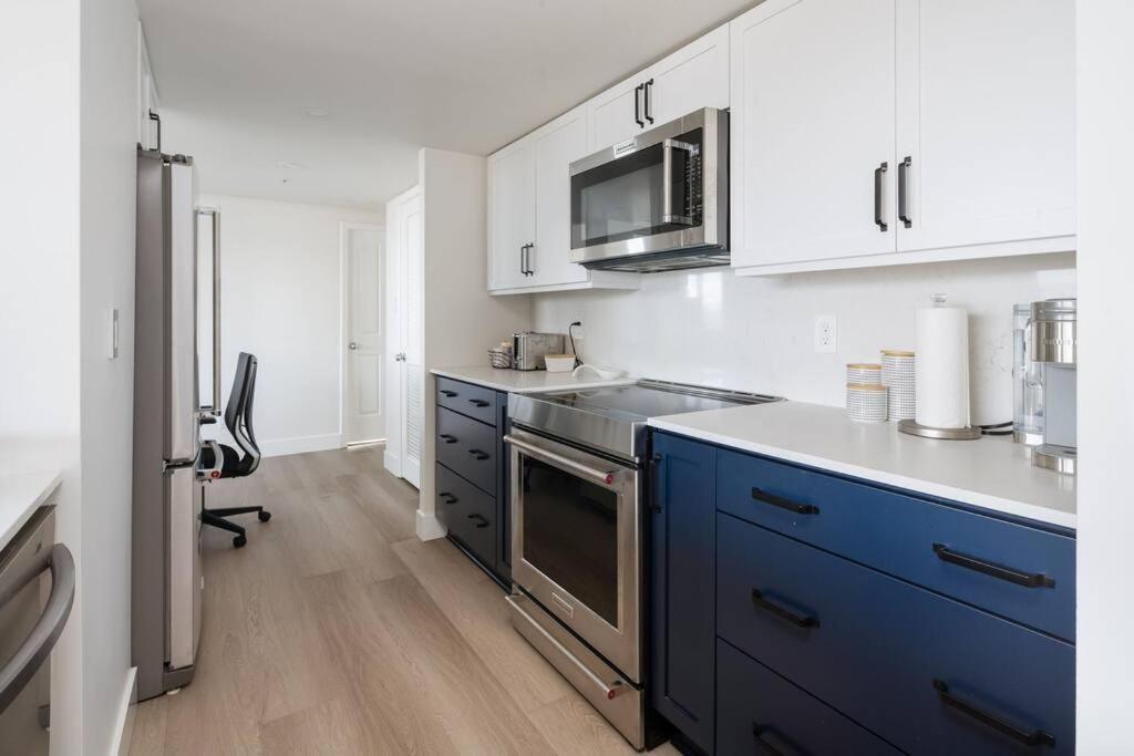 Luxury 2 Bed 2 Bath Condo Downtown Vancouver with Free Parking