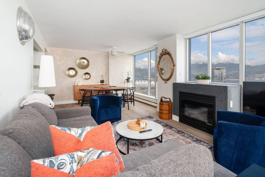 Luxury 2 Bed 2 Bath Condo Downtown Vancouver with Free Parking