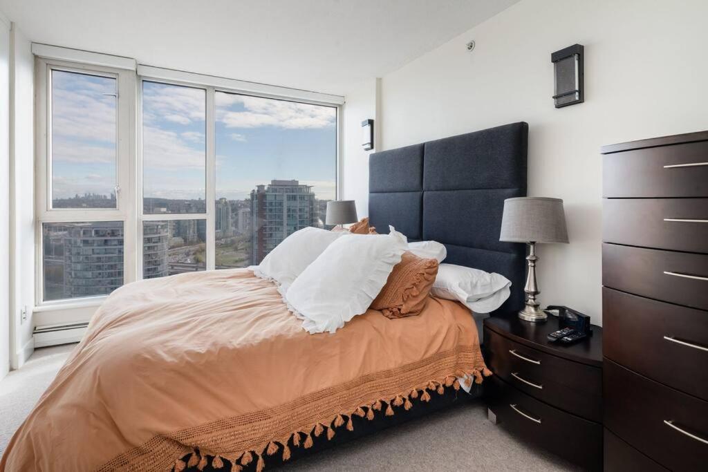 Luxury 2 Bed 2 Bath Condo Downtown Vancouver with Free Parking